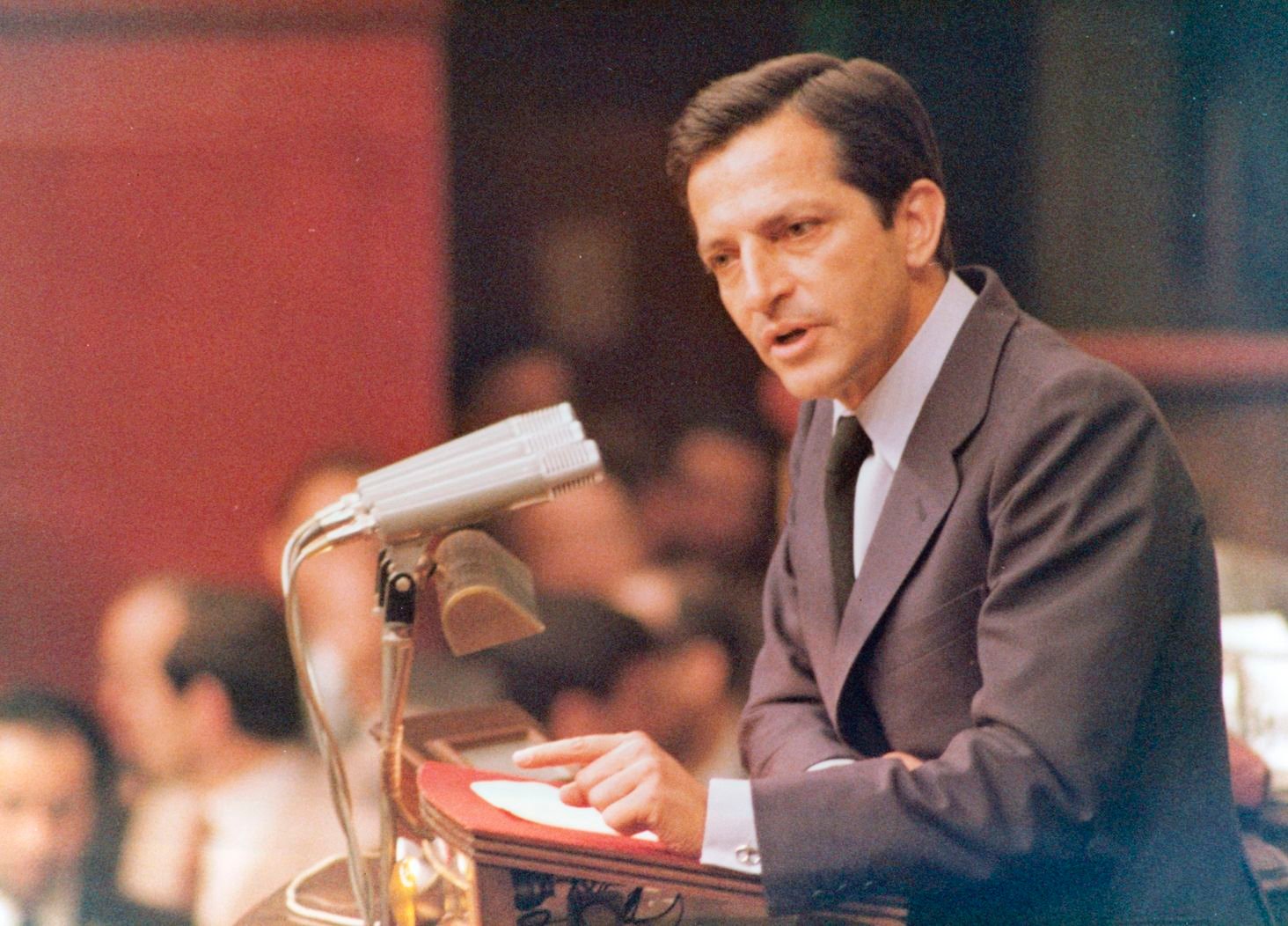 Adolfo Suarez durante su discurso de investidura en el Congreso de los Diputados Arcadia Consulting Vietnam